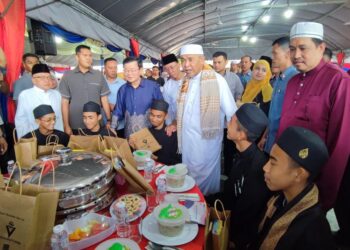AHMAD ZAHID Hamidi dan Chow Kon Yeow menyantuni pelajar tahfiz pada majlis Santunan Kasih Ramadan anjuran KKDW di Masjid al-Islah, Tasek Gelugor,  Pulau Pinang malam ini. - Pix: IQBAL HAMDAN