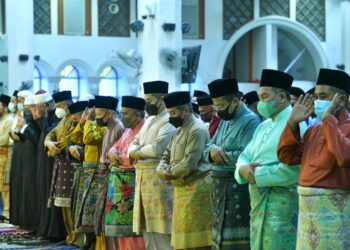 SULTAN Mizan Zainal Abidin (empat dari kanan) dan Tengku Muhammad Ismail berkenaan menunaikan solat sunat Aidilfitri di Masjid Al-Muktafi Billah Shah, Ladang, Kuala Terengganu, hari ini. -FOTO/PUQTRA HAIRRY ROSLI