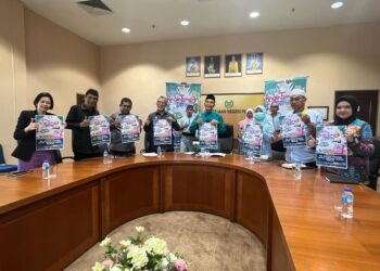 MOHD. Shukri Ramli (lima dari kiri) menunjukkan poster Pesta Angin Timur 2023 yang bakal berlangsung pada 3 sehingga 5 Mac di Kampung Sungai Padang, Perlis. -UTUSAN/ASYRAF MUHAMMAD