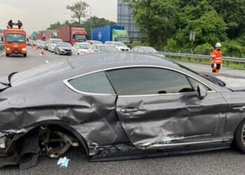 KEADAAN Bentley Continental yang terbabit dalam nahas tiga buah kenderaan di Kilometer 270.9, Lebuh Raya Utara-Selatan (arah Utara), dekat sini, petang tadi.