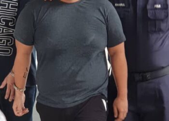 FADLAN Ahmad Fahimi (memakai pelitup muka putih) yang didakwa atas tuduhan menyamun dan menyebabkan kecederaan terhadap seorang pemandu e-hailing minggu lalu dibawa untuk dituduh di Mahkamah Sesyen Kuala Lumpur, hari ini.