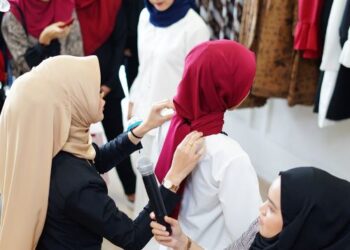 Kulit kepala yang sihat memberi keyakinan kepada penampilan wanita dalam khalayak ramai. -GAMBAR HIASAN