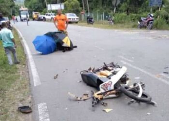 KEADAAN motosikal yang dinaiki dua pelajar yang terlibat dalam nahas dengan sebuah lori balak di Lipis, hari ini.