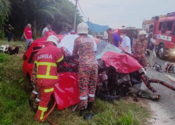 ANGGOTA bomba sedang mengeluarkan mangsa yang tersepit dalam kemalangan jalan raya di Kilometer 20, berdekatan Lurah Bilut di Bentong, Pahang. - FOTO /IHSAN IPD BENTONG