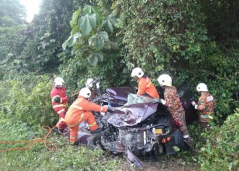 ANGGOTA penyelamat berusaha mengeluarkan mangsa yang tersepit dalam kemalangan membabitkan kereta dan lori tangki di Jalan Bahau - Keratong, Muadzam Shah di Rompin, Pahang. - FOTO IHSAN JBPM PAHANG
