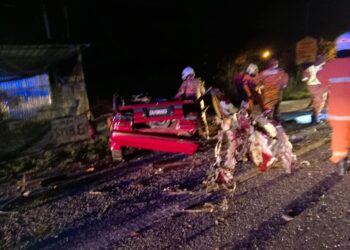KEADAAN kereta yang terlibat kemalangan meragut dua nyawa selepas bertembung dengan sebuah  bas ekspres di Jalan Pasir Mas-Tanah Merah dekat Kampung Aur Tanjung, Tok Uban, Pasir Mas, Kelantan, hari ini. - IHSAN PDRM