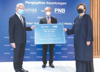 PERDANA MENTERI, Tan Sri Muhyiddin Yassin menyaksikan penyerahan agihan keuntungan Ekuinas kepada YPB oleh Pengerusinya, Tan Sri Raja Arshad Raja Uda kepada Pengerusi Kumpulan PNB, Tan Sri Dr. Zeti Aziz 
di Kuala Lumpur, semalam.