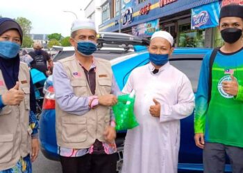 NORMALA Sudirman (kiri) bersama sekretariat SPPM bertemu orang ramai sambil mengedarkan buah kurma dan takwim Ramadan 2022 di Bazar Ramadan Bandar Putra IOI, Segamat, Johor.