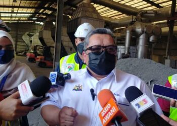 ZAIDI Attan bercakap kepada pemberita dalam sidang akhbar selepas operasi bersepadu di Taman Teknologi Cheng, Melaka. - UTUSAN/DIYANATUL ATIQAH ZAKARYA