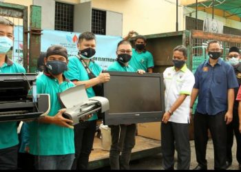 MOHD. Amin Ghazali (tiga dari kanan) menerima barangan elektrik semasa Program Kempen Pengumpulan Barangan Elektrik dan Elektronik Peringkat Negeri Johor di Dewan Raya Taman Cempaka, Johor Bahru, hari ini.