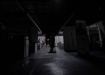 BEKALAN elektrik yang terputus turut menjejaskan persiapan pembukaan pameran Ekspo Koperasi Malaysia Sempena Hari Koperasi Negara 2022 di Mines International Exhibition & Convention Centre (MIECC) Seri Kembangan. - UTUSAN/FAIZ ALIF AHMAD