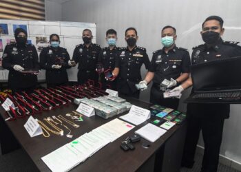 MOHD. Iqbal Ibrahim (tiga dari kanan) menunjukkan barang kemas serta wang tunai dirampas polis dalam siri serbuan di Bukit Puteri Puchong dan Shah Alam dalam tangkapan 10 individu pada 3 Ogos lalu, pada sidang akhbar di IPD Shah Alam, Selangor, hari ini. - UTUSAN / AFIQ RAZALI