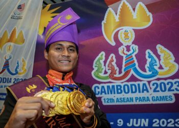ABDUL Halim Mohamad bersama lima pingat emas yang dimenangi di Kemboja.