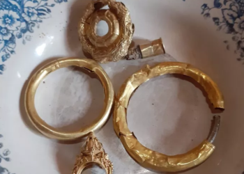 PENEMUAN harta karun berupa cincin dan anting-anting emas di kawasan perkuburan di Kota Bima, Nusa Tenggara Barat. – AGENSI