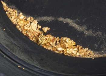KETULAN emas yang berjaya diekstrak sebelum dijadikan barang kemas.