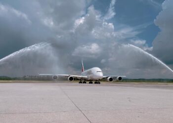 PESAWAT model Airbus A380 milik Emirates disambut dengan semburan air sejurus mendarat di KLIA, Sepang, Selangor. - GAMBAR IHSAN MAHB