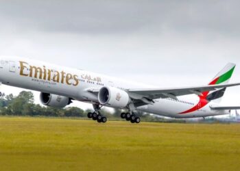 Emirates turut menerima impak penularan Covid-19 yang menjejaskan operasinya di peringkat global. - GAMBAR HIASAN