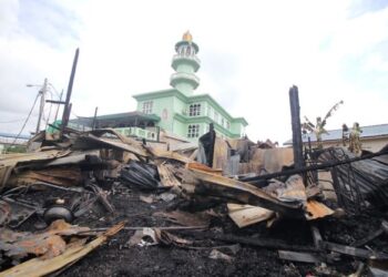 EMPAT rumah kedai dan sebuah rumah kayu musnah terbakar di Kampung Batu Satu, Temerloh, Pahang. - FOTO/SALEHUDIN MAT RASAD