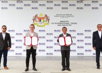MADANI Sahari (dua kiri) dan Hamidon Abdullah (dua kanan) menunjukkan dokumen perjanjian persefahaman antara EPMB dan MARii bagi kerjasama ekosistem kenderaan elektrik, semalam.