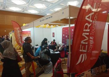 ORANG ramai yang hadir di gerai EMRAZ sempena Karnival Pengelola Jemaah Haji 1444H/2023 di Movenpick Hotel & Covention Centre, Sepang, Selangor. - UTUSAN/MOHD HUSNI MOHD NOOR