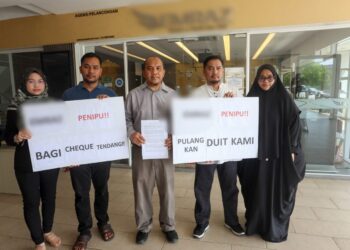 SEBAHAGIAN individu menerusi jawatankuasa bertindak mangsa umrah di hadapan ibu pejabat agensi umrah, di Putrajaya. - UTUSAN/FAISOL MUSTAFA