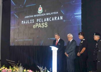 HAMZAH Zainudin melancarkan Pas Digital ePass pada Majlis Perhimpunan Setia Berjasa Jabatan Imigresen Malaysia di Kompleks D, Putrajaya. - UTUSAN/FAISOL MUSTAFA