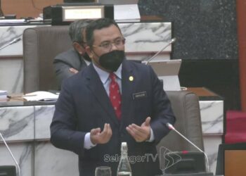 AMIRUDIN Shari berucap mengenai pemasangan struktur pemancar liputan 5G dalam Mesyuarat Pertama Persidangan Penggal Kelima Dewan Negeri Selangor Ke-14 Tahun 2022 di Dewan Annex, Bangunan SUK di Shah Alam, Selangor, hari ini. - IHSAN SELANGORTV