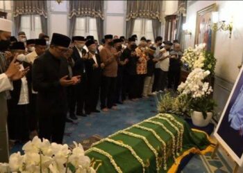RIDWAN KAMIL menjadi imam solat jenazah anaknya di Gedung Pakuan.-AGENSI