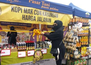 ERMA Fatima yang terkenal dengan jolokan watak ‘Mok Cun’ merasmikan tapak niaga pasar tani pertama Mak Cun di perkarangan Stadium Shah Alam, hari ini.