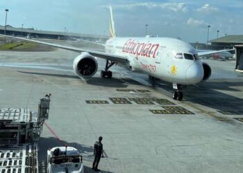 PESAWAT Ethiopian Airlines menyambung semula penerbangan ke Malaysia disambut dengan semburan air ketika mendarat di Lapangan Terbang Antarabangsa Kuala Lumpur Terminal 1, Sepang, Selangor. - FOTO/KAMARIAH KHALIDI