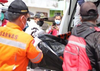 PETUGAS membawa jenazah mangsa korban kapal nelayan yang tenggelam di perairan Pontianak, Kalimantan Barat. -TRIBUNNEWS