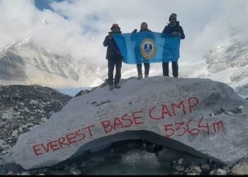 TIGA kakitangan  UUM mengibarkan bendera UUM selepas  sampai ke EBC, Gunung Everest, Nepal,  semalam. 