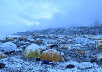 KHEMAH pendaki ekspedisi di kem pangkalan Gunung Everest di Nepal. -AFP