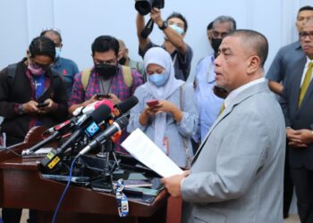 SAARANI Mohamad dalam sidang akhbar mengumumkan senarai portfolio exco kerajaan negeri Perak di Ipoh hari ini. - UTUSAN/MUHAMAD NAZREEN SYAH MUSTHAFA