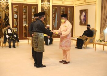 SULTAN Sallehuddin Sultan Badlishah menyampaikan surat pelantikan sebagai Exco kepada Mohamad Yusoff @ Munir Zakaria di Balai Penghadapan, Istana Anak Bukit di Alor Setar, hari ini.