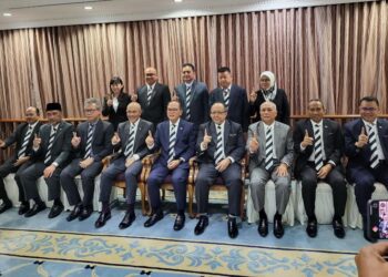 WAN ROSDY Wan Ismail (duduk, lima dari kanan) bersama barisan Exco kerajaan negeri selepas majlis pengumumkan portfolio Exco di Wisma Sri Pahang di Kuantan, Pahang.