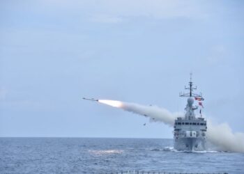 KD Lekir melancarkan penembakan misil anti-kapal permukaan Exocet MM40 dalam Ekesais Taming Sari 20/21 di Laut China Selatan.