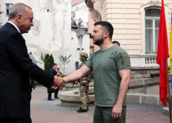 RECEP Tayyip Erdogan (kiri) berjabat tangan dengan Volodymyr Zelensky semasa mengadakan pertemuan di Lviv, Ukraine. - AFP