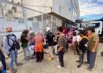 ORANG ramai menerima rawatan kecemasan selepas cedera ketika mengambil bantuan persekolahan di Zamboanga, Filipina. - AFP