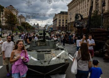 ORANG ramai melihat aset ketenteraan Russia yang musnah di jalan Khreshchatyk di Kyiv. - AFP