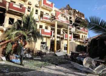 KEROSAKAN yang berlaku di Hotel Hayat selepas diserang kumpulan al-Shabaab sejak Jumaat lalu di Mogadishu, Somalia. - AFP