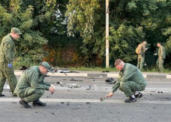 ANGGOTA keselamatan mengumpul bahan bukti di lokasi kenderaan dipandu Daria Dugina meletup di pinggir Moscow, Russia. - AFP
