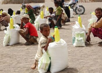 PENDUDUK Yaman menerima bantuan makanan dan bekalan untuk memenuhi keperluan asas di sebuah kem di daerah Hays, wilayah barat Hodeida pada Julai lalu. - AFP