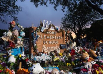 MEMORIAL mangsa insiden tembakan rambang di Sekolah Rendah Robb di Uvalde, Texas. - AFP