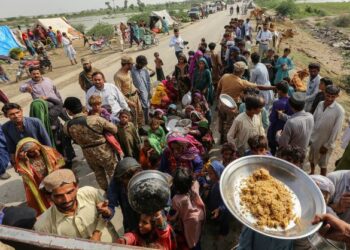 PASUKAN tentera Pakistan mengagihkan bekalan makanan kepada penduduk yang terjejas akibat banjir di wilayah Punjab. - AFP