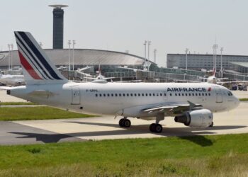 DUA juruterbang Air France digantung tugas selepas dilaporkan bergaduh di dalam kokpit ketika melakukan penerbangan. - AFP
