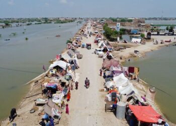 MANGSA banjir berlindung dalam khemah sementara di wilayah Balochistan, Pakistan. - AFP