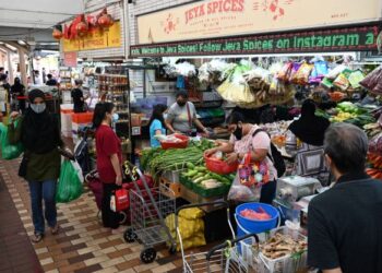 Peniaga tempatan kini perlu bersaing dengan warga asing yang semakin ramai membuka kedai runcit. - GAMBAR HIASAN