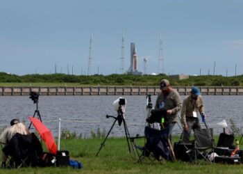 BEBERAPA jurufoto mengemas barangan mereka selepas roket Sistem Pelancaran Angkasa Lepas dalam program Artemis 1 gagal dilancarkan susulan masalah teknikal. - AFP