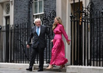 BORIS Johnson dan isterinya meninggalkan Downing Street. - AFP